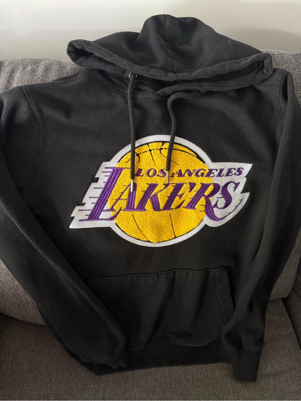 Los Angeles Lakers Black Pullover Hoodie - Team Logo Sweatshirt